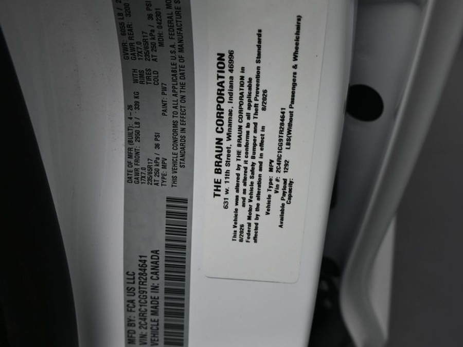 White Chrysler Voyager image number 14