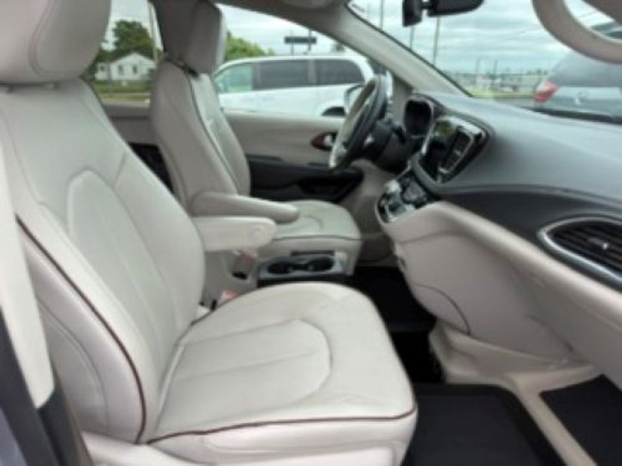 Used 2020 Chrysler Pacifica Limited - BraunAbility Side Entry Fold Out Automatic Ramp