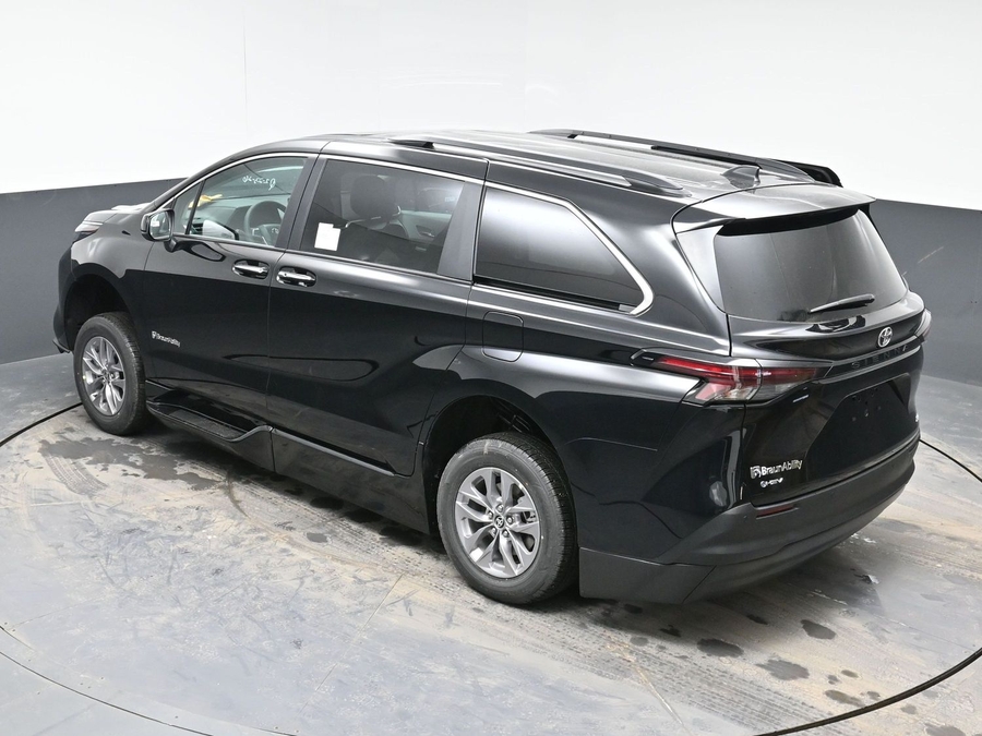 New 2026 Toyota Sienna Hybrid XLE Base - BraunAbility Side Entry Entry Fold Out Automatic Ramp
