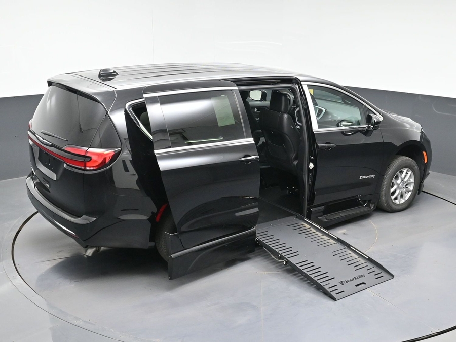 Black Chrysler Pacifica image number 22