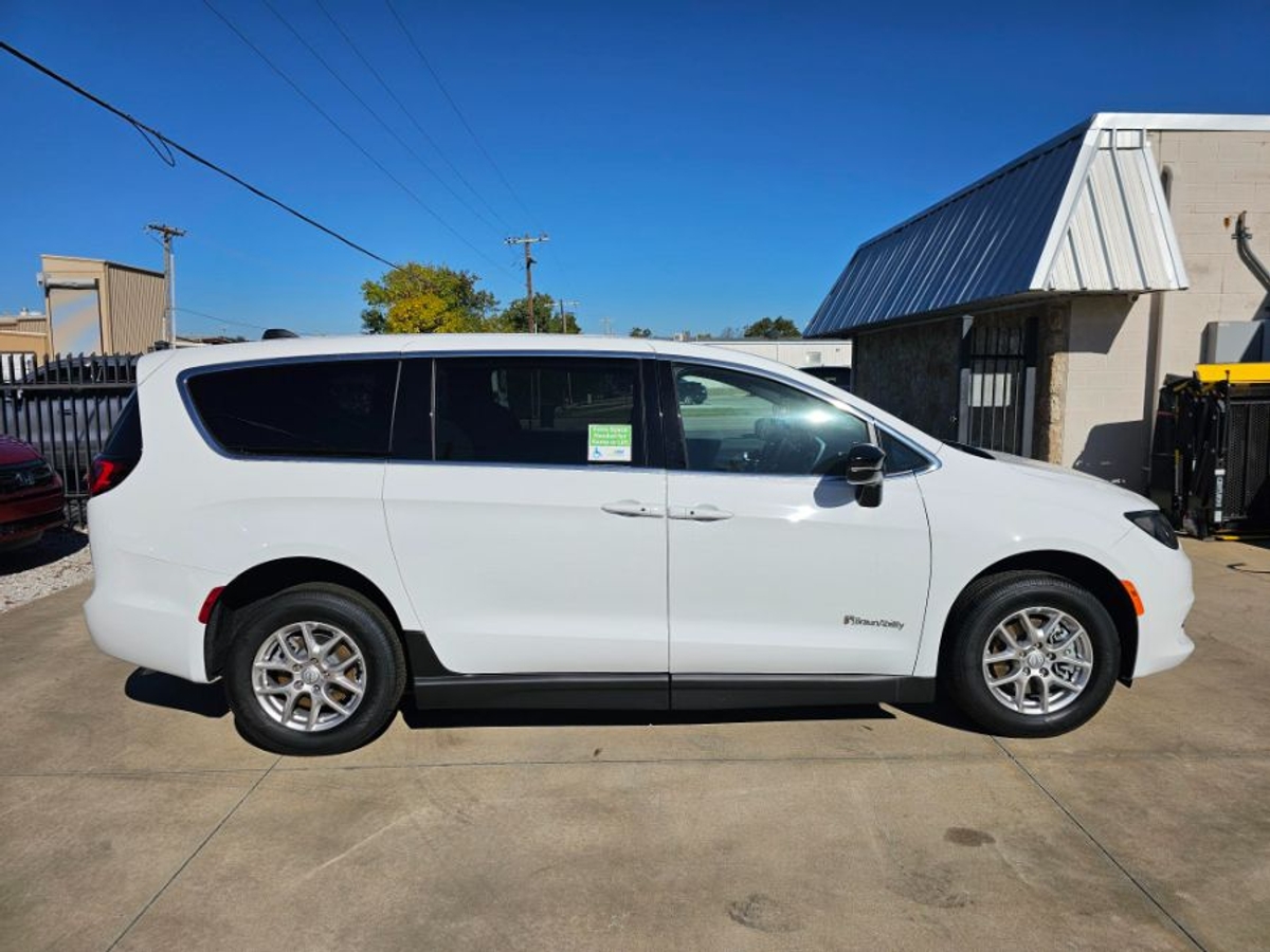 2025 CHRYSLER VOYAGER - Image 15