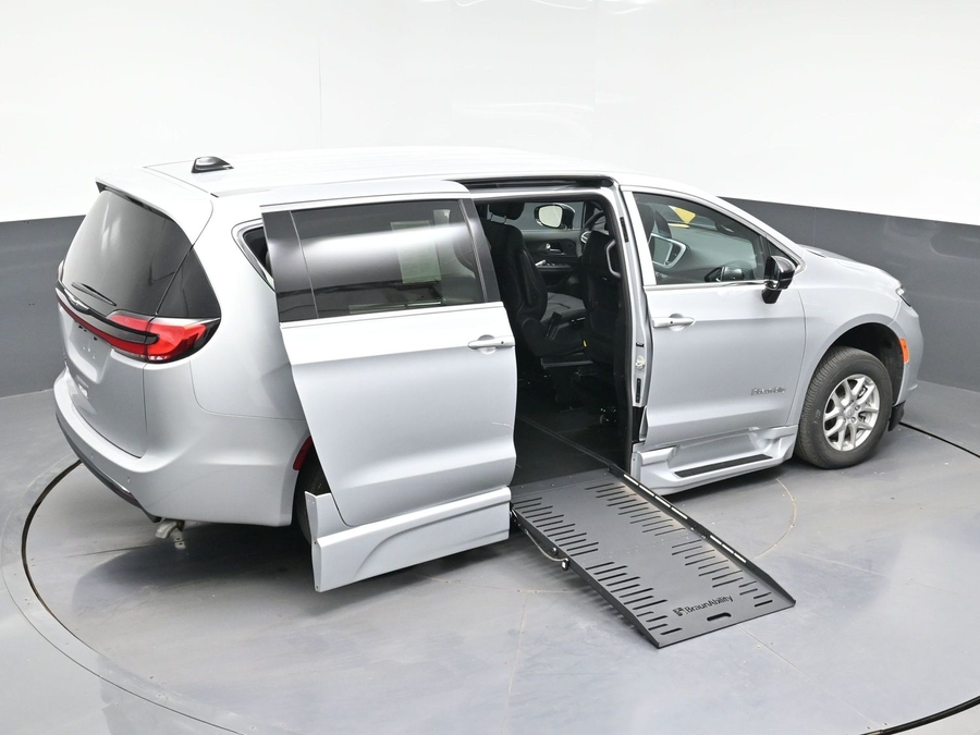 Silver Chrysler Pacifica image number 11