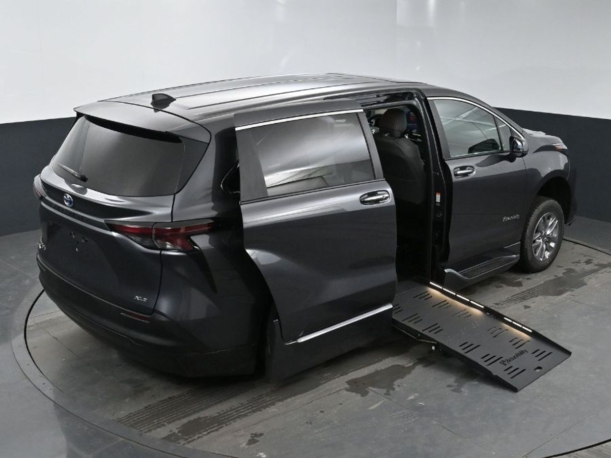 2025 TOYOTA SIENNA - Image 26