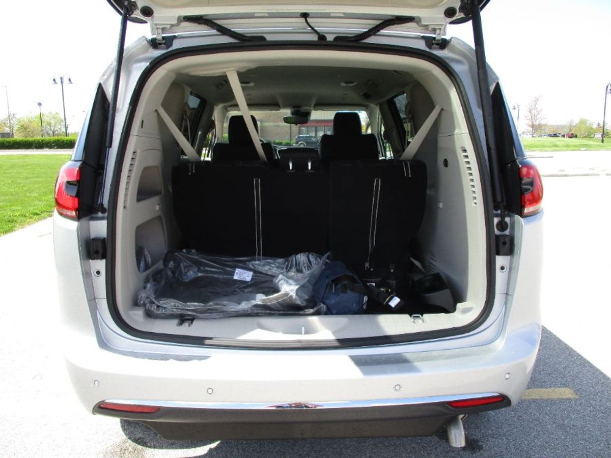 Silver Chrysler Pacifica image number 6