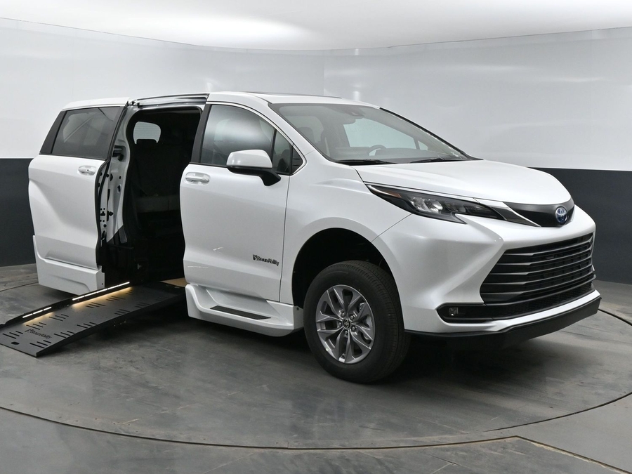 New 2025 Toyota Sienna Hybrid XLE Base - BraunAbility Side Entry Entry Fold Out Automatic Ramp