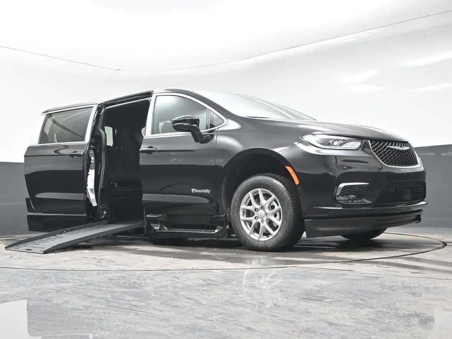 Black Chrysler Pacifica image number 18