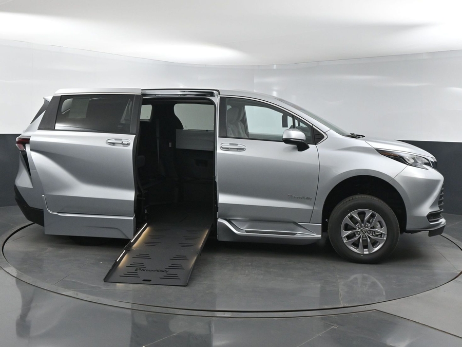 New 2025 Toyota Sienna Hybrid LE - BraunAbility Side Entry Entry Fold Out Automatic Ramp