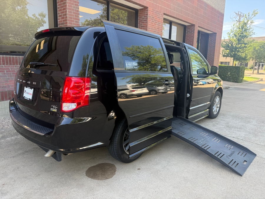 Used 2014 Dodge Grand Caravan R/T - BraunAbility Side Entry Fold Out Manual Ramp