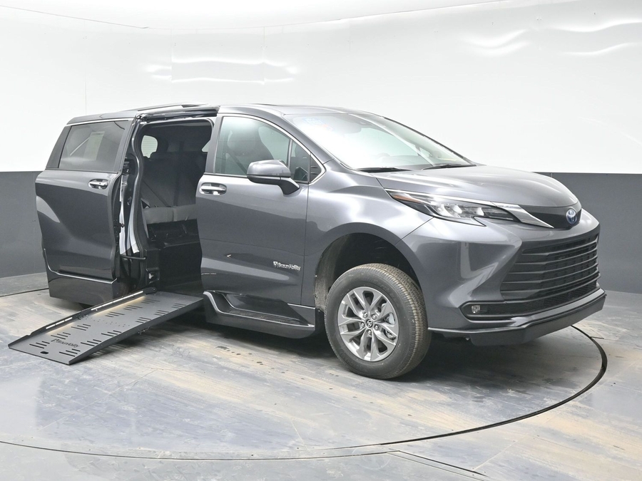 New 2025 Toyota Sienna Hybrid XLE Plus - BraunAbility Side Entry Entry Fold Out Automatic Ramp