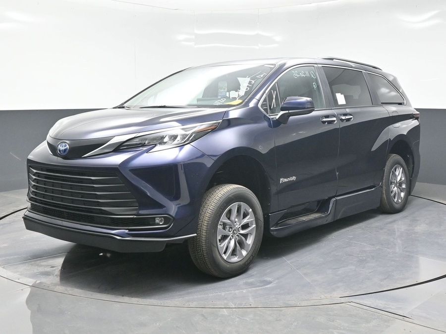 New 2025 Toyota Sienna Hybrid XLE Plus - BraunAbility Side Entry Entry Fold Out Automatic Ramp