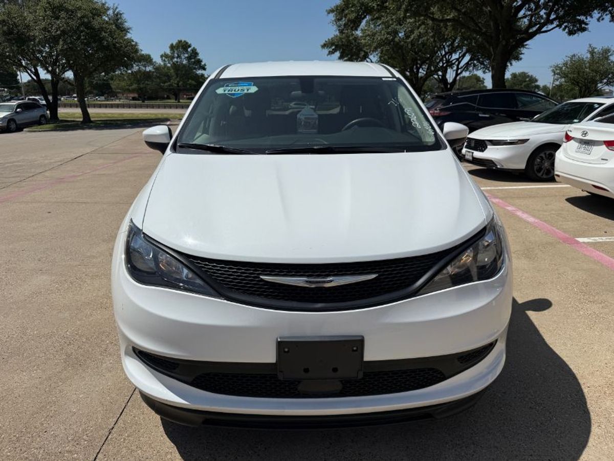 White Chrysler Voyager image number 1
