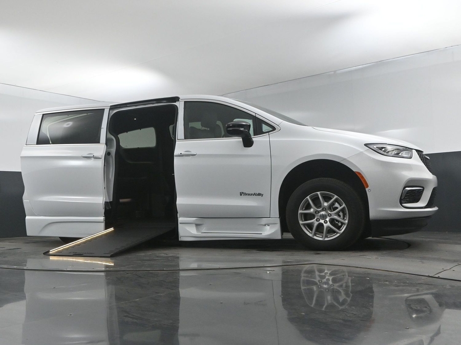 New 2025 Chrysler Pacifica SELECT PLUS - BraunAbility Side Entry Entry In Floor Automatic Ramp