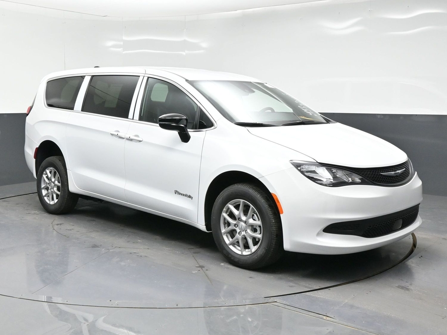 White Chrysler Voyager image number 20