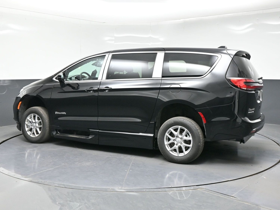 Black Chrysler Pacifica image number 3