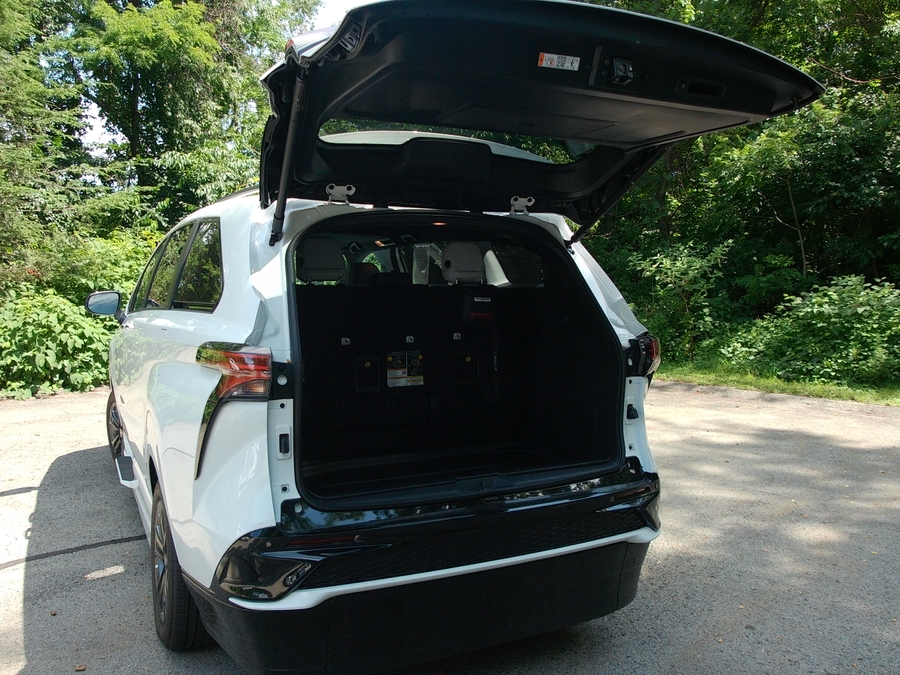 White Toyota Sienna image number 8