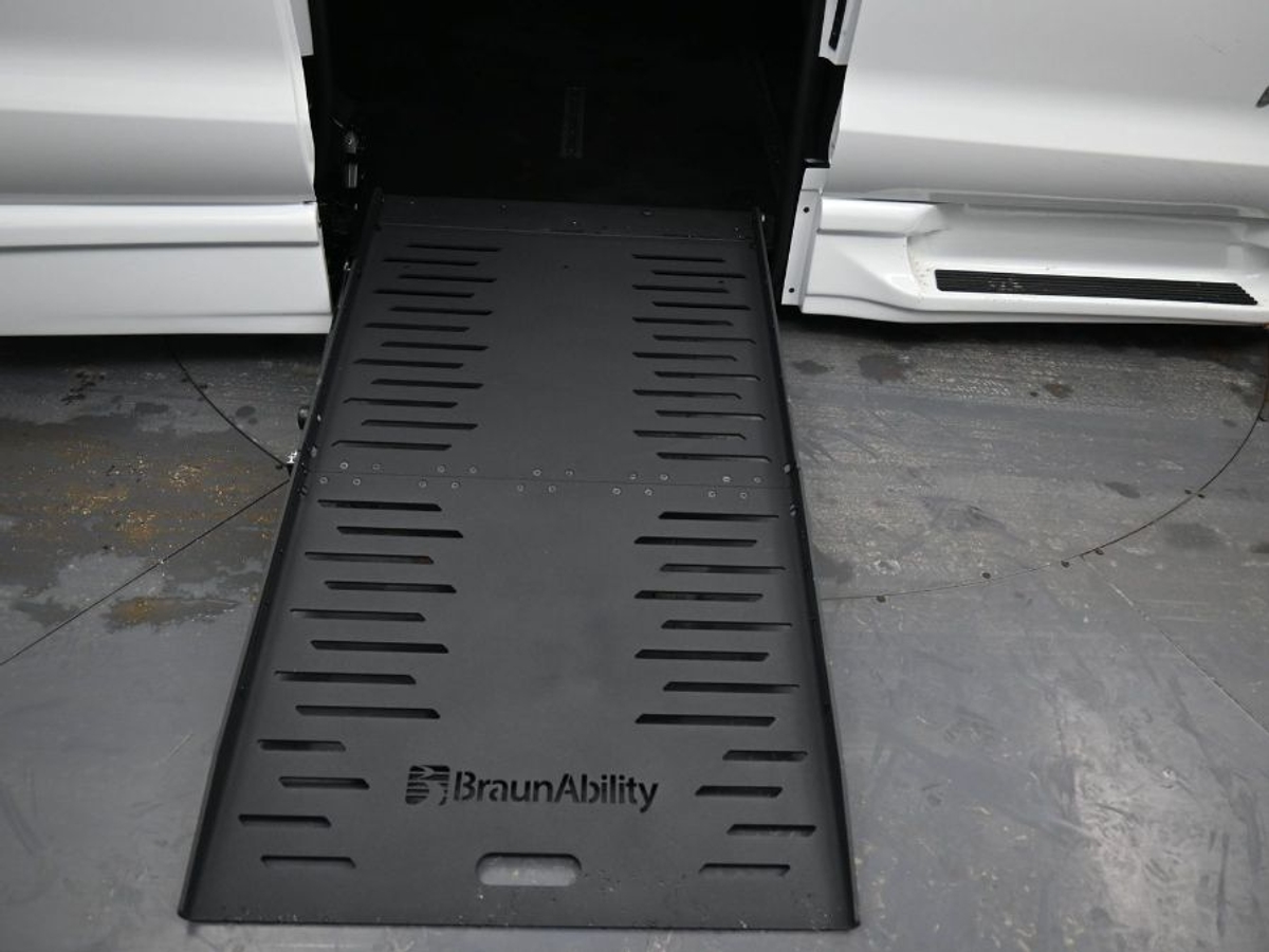 White Chrysler Pacifica image number 10