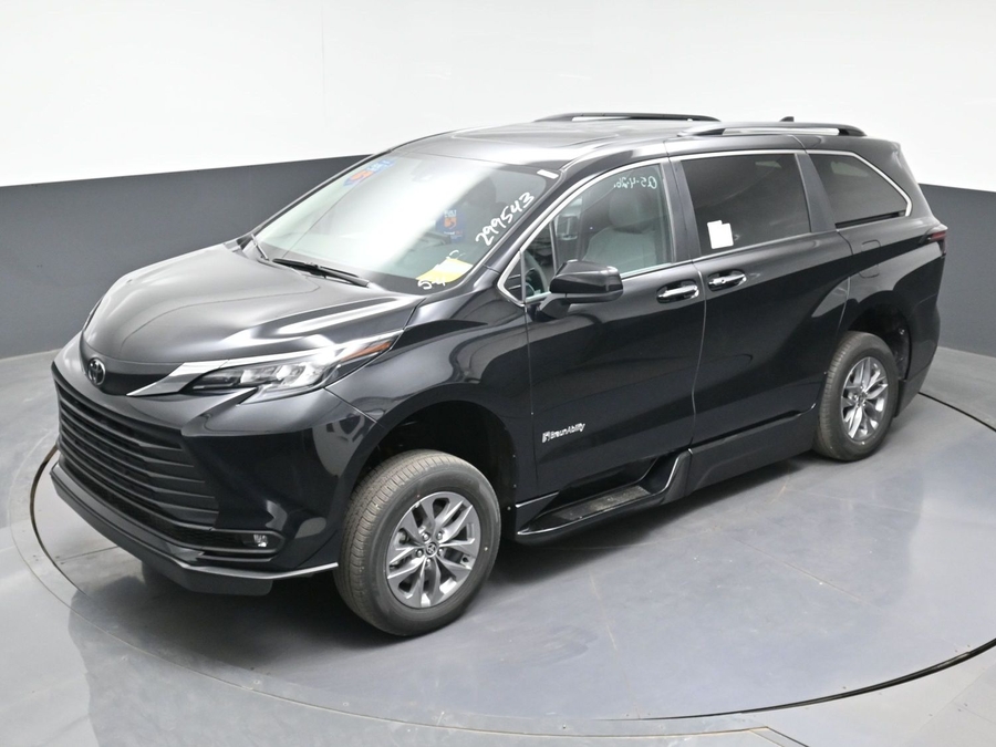Black Toyota Sienna image number 20