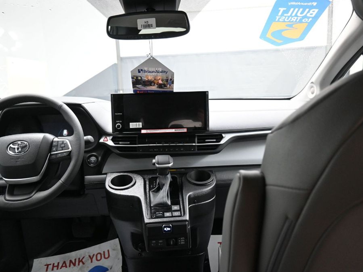2025 TOYOTA SIENNA - Image 13