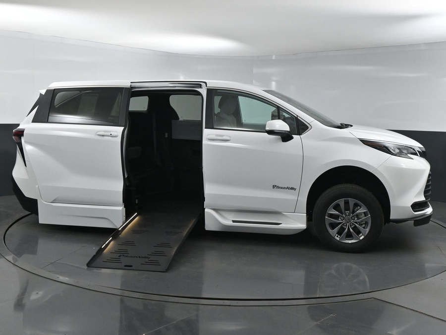 New 2025 Toyota Sienna Hybrid LE - BraunAbility Side Entry Entry Fold Out Automatic Ramp