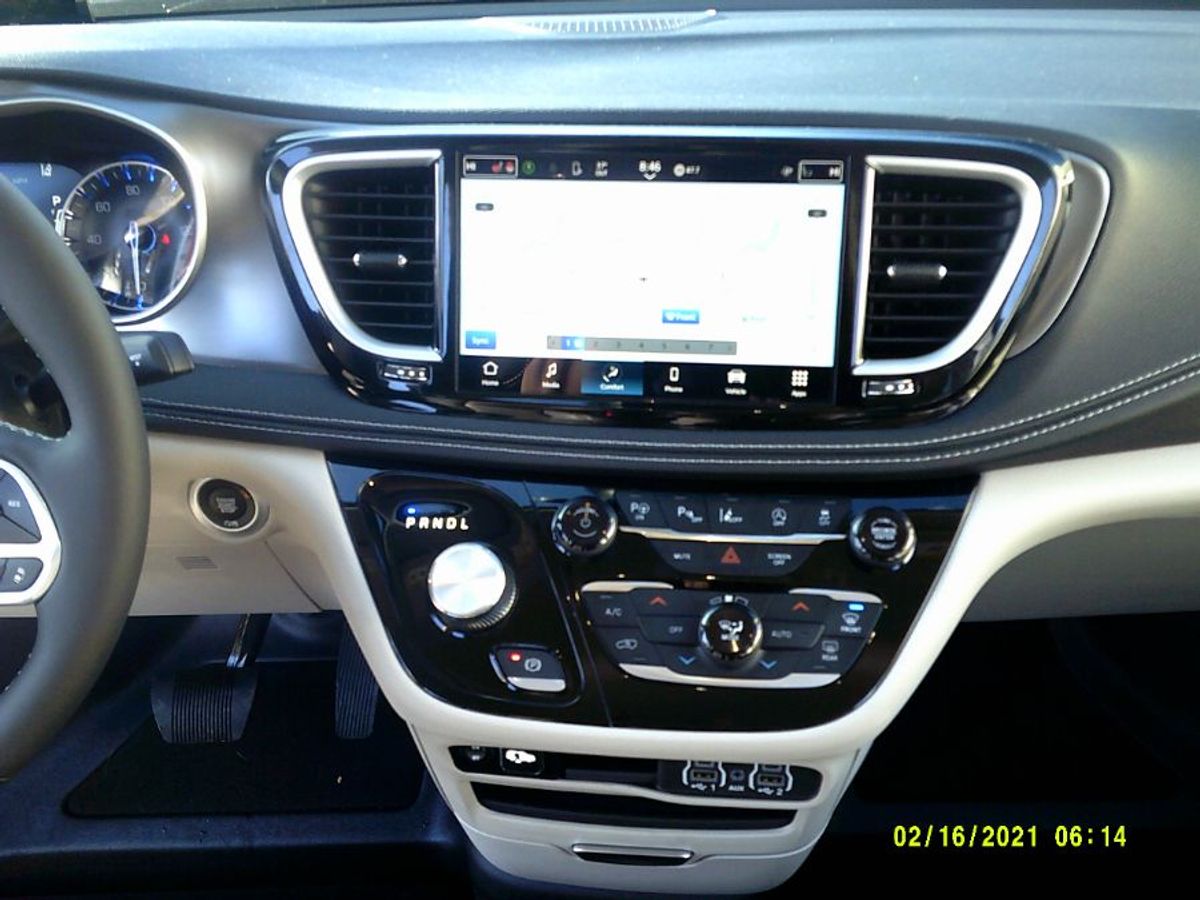 Silver Chrysler Pacifica image number 11