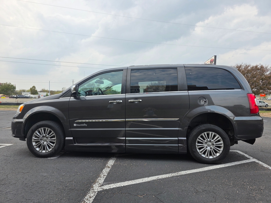 Used 2016 Chrysler Town and Country Touring-L - BraunAbility Side Entry Entry In Floor Automatic Ramp