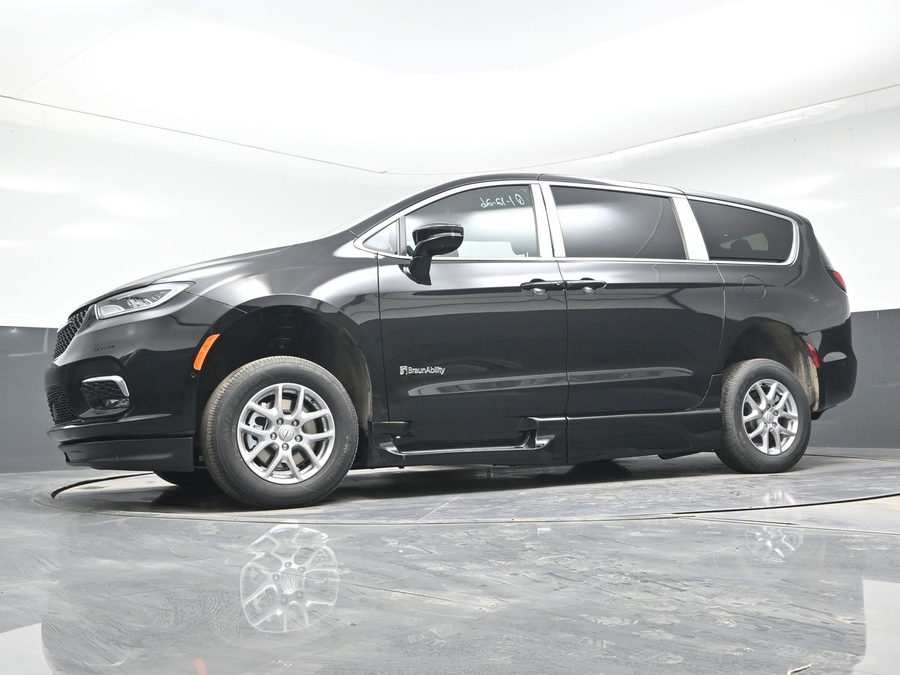 Black Chrysler Pacifica image number 19