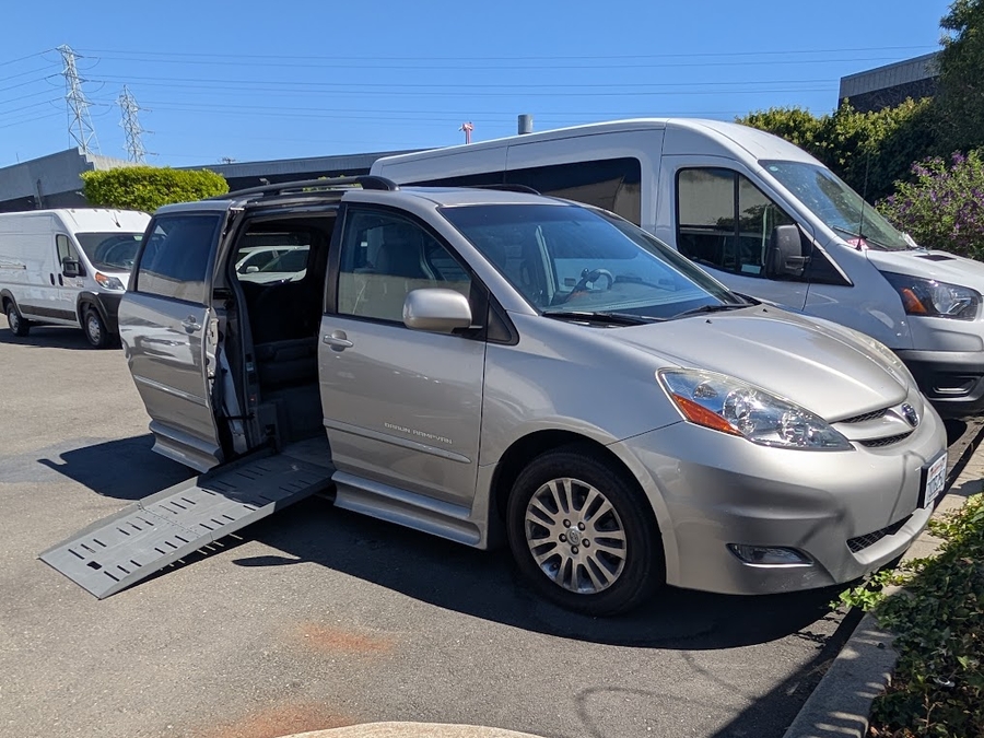Used 2008 Toyota Sienna XLE Base - BraunAbility Side Entry Entry Fold Out Automatic Ramp
