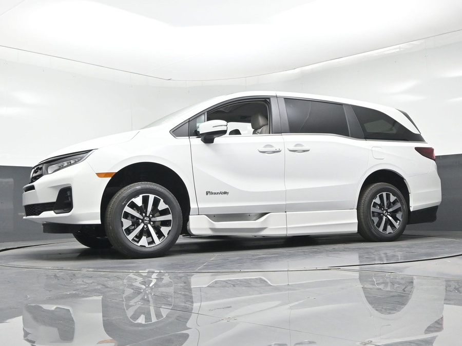White Honda Odyssey image number 18