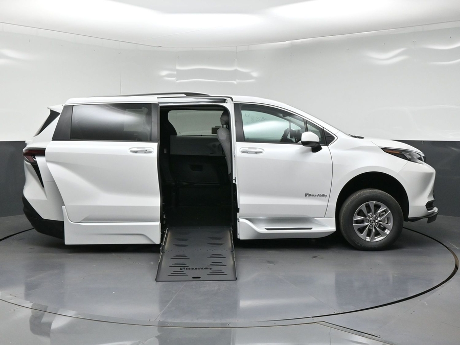 New 2026 Toyota Sienna Hybrid XLE Base - BraunAbility Side Entry Fold Out Automatic Ramp