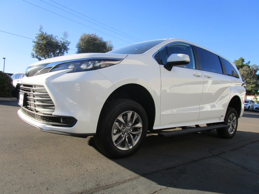 New 2026 Toyota Sienna Hybrid LE - Vantage Mobility Commercial Rear Entry Entry Fold Out Manual Ramp