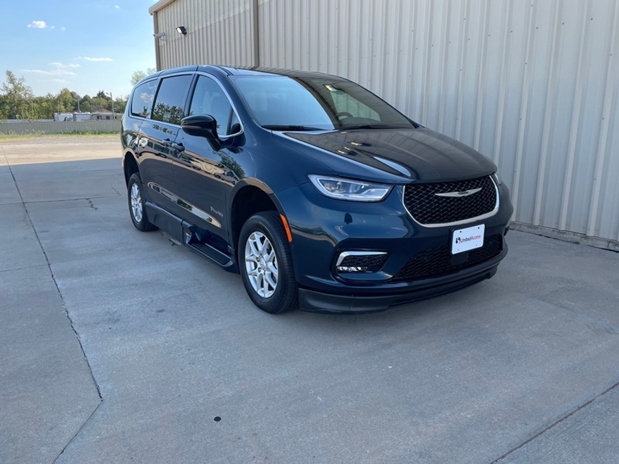 Used 2025 Chrysler Pacifica Select - BraunAbility Side Entry In Floor Automatic Ramp