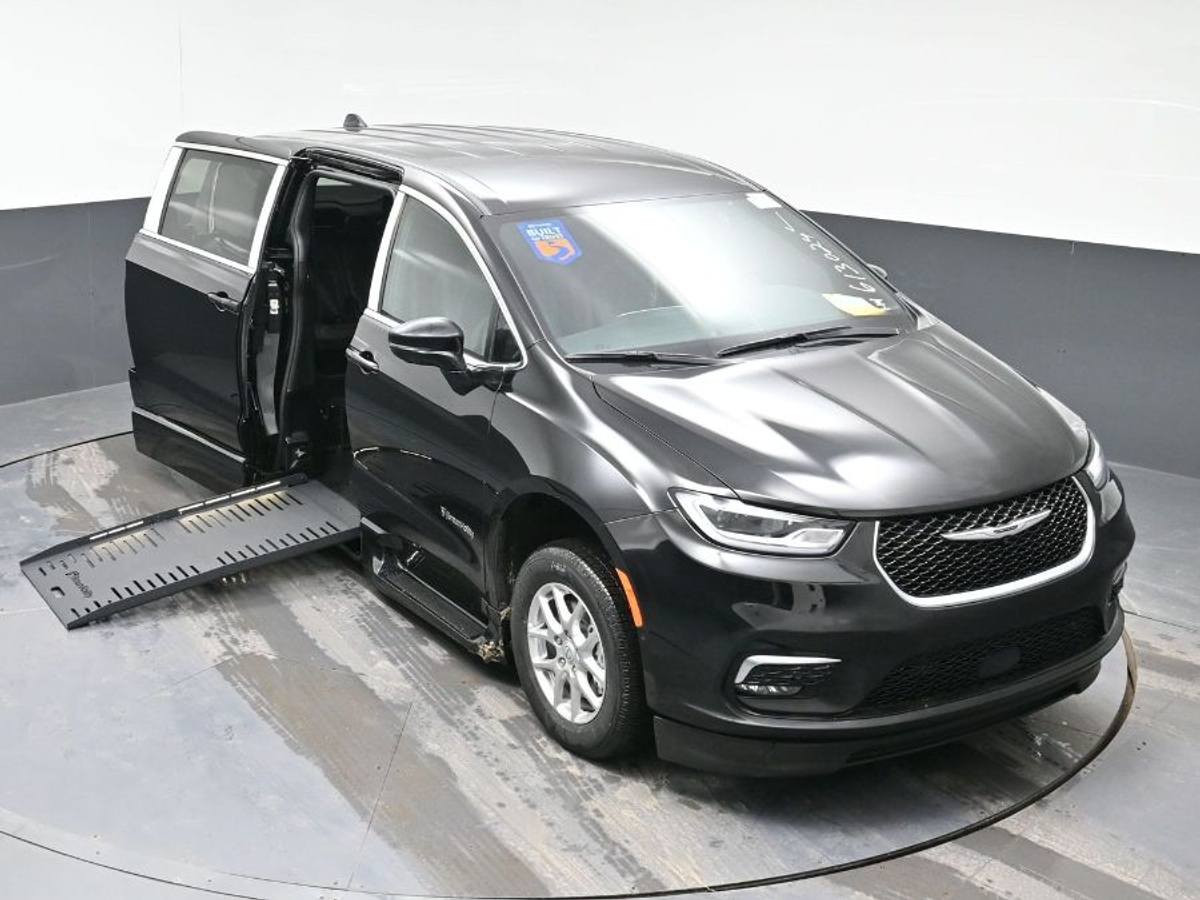 Black Chrysler Pacifica image number 21