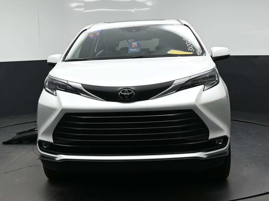 White Toyota Sienna image number 11