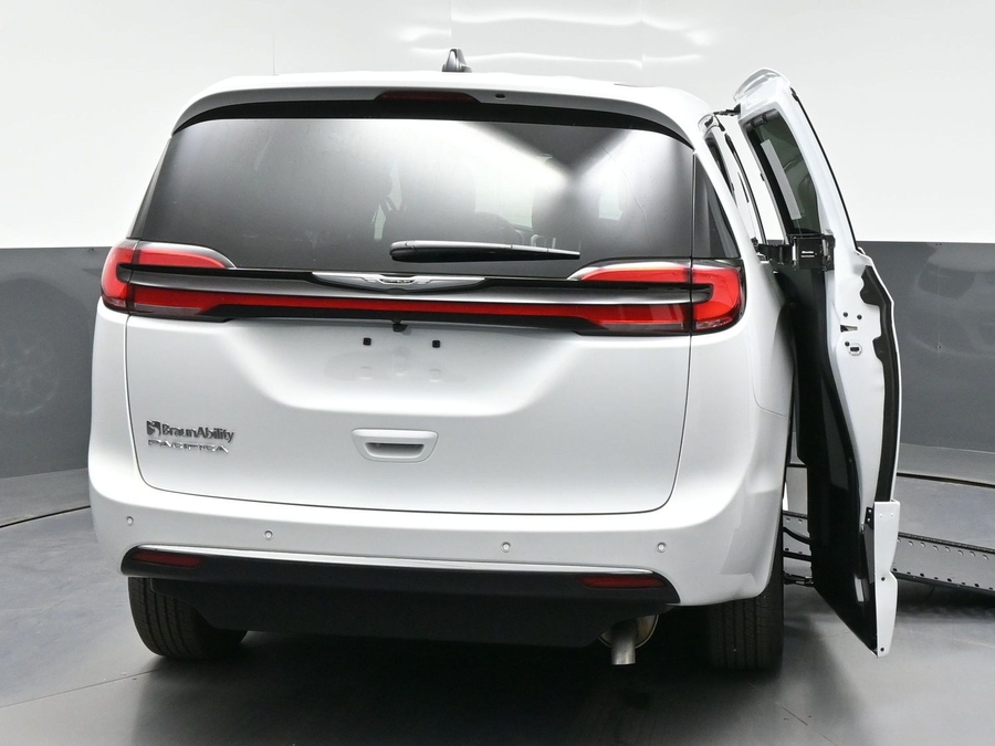 White Chrysler Pacifica image number 3