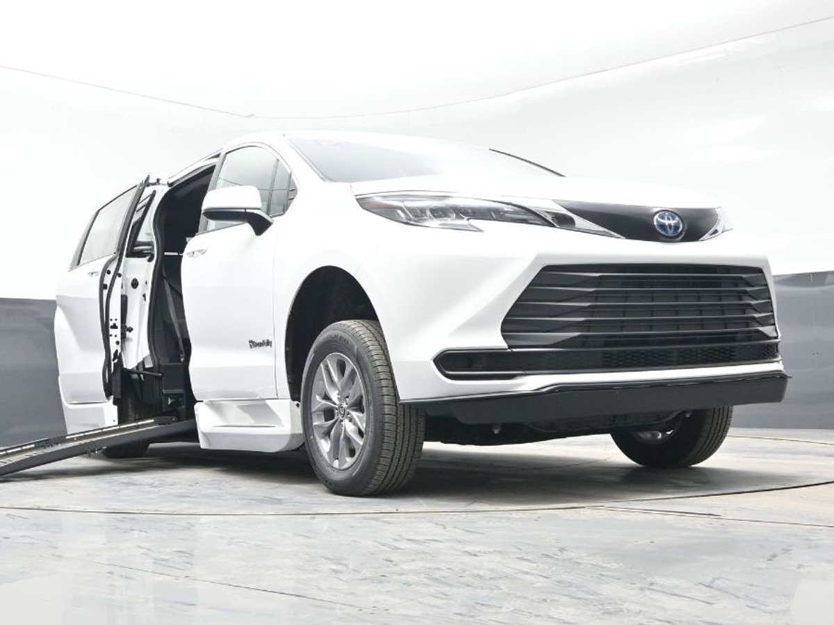 2025 TOYOTA SIENNA - Image 10