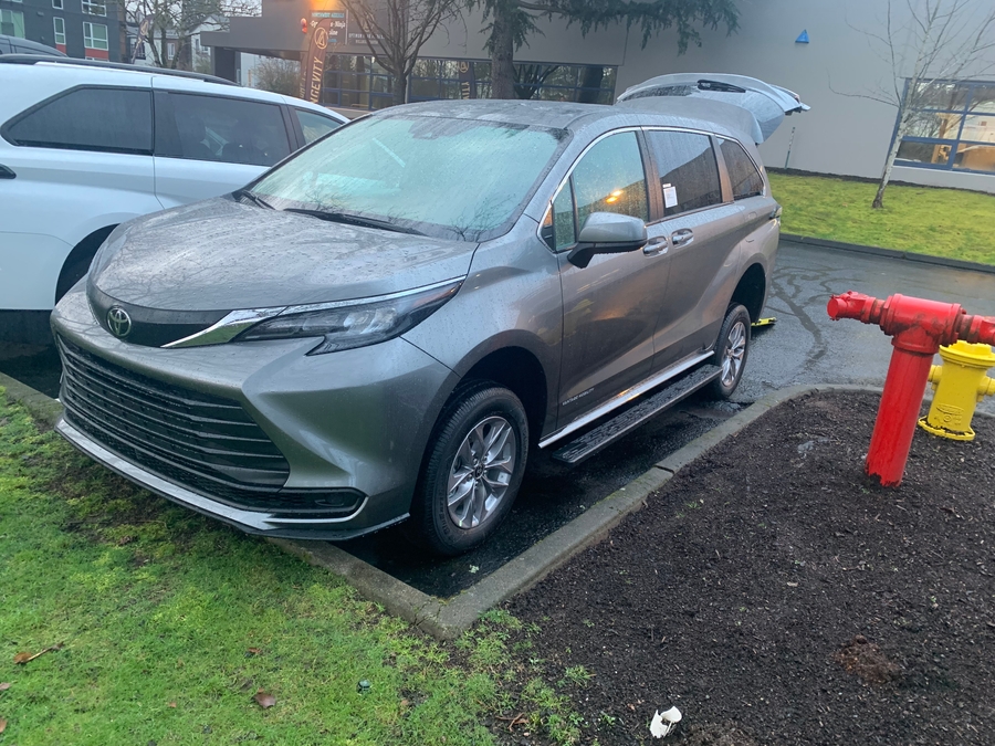 New 2026 Toyota Sienna Hybrid LE - Vantage Mobility Rear Entry Entry Fold Out Manual Ramp