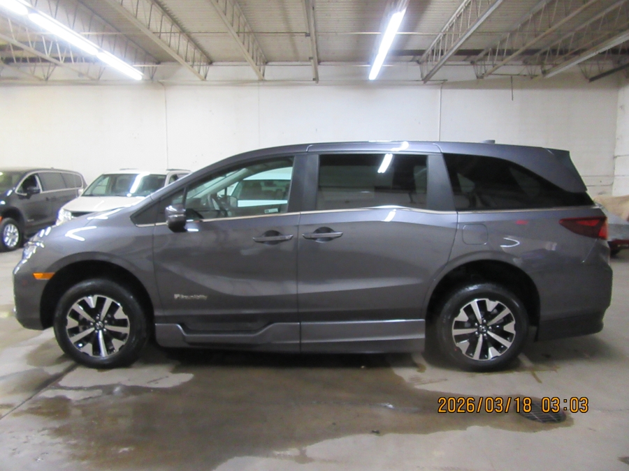 Grey Honda Odyssey image number 34