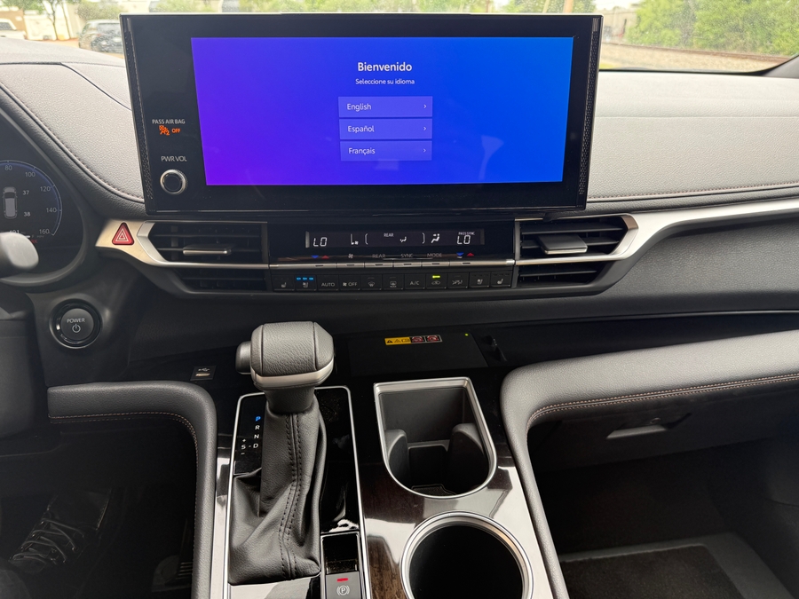 New 2025 Toyota Sienna Hybrid Platinum AWD - VMI Side Entry Entry In Floor Automatic Ramp