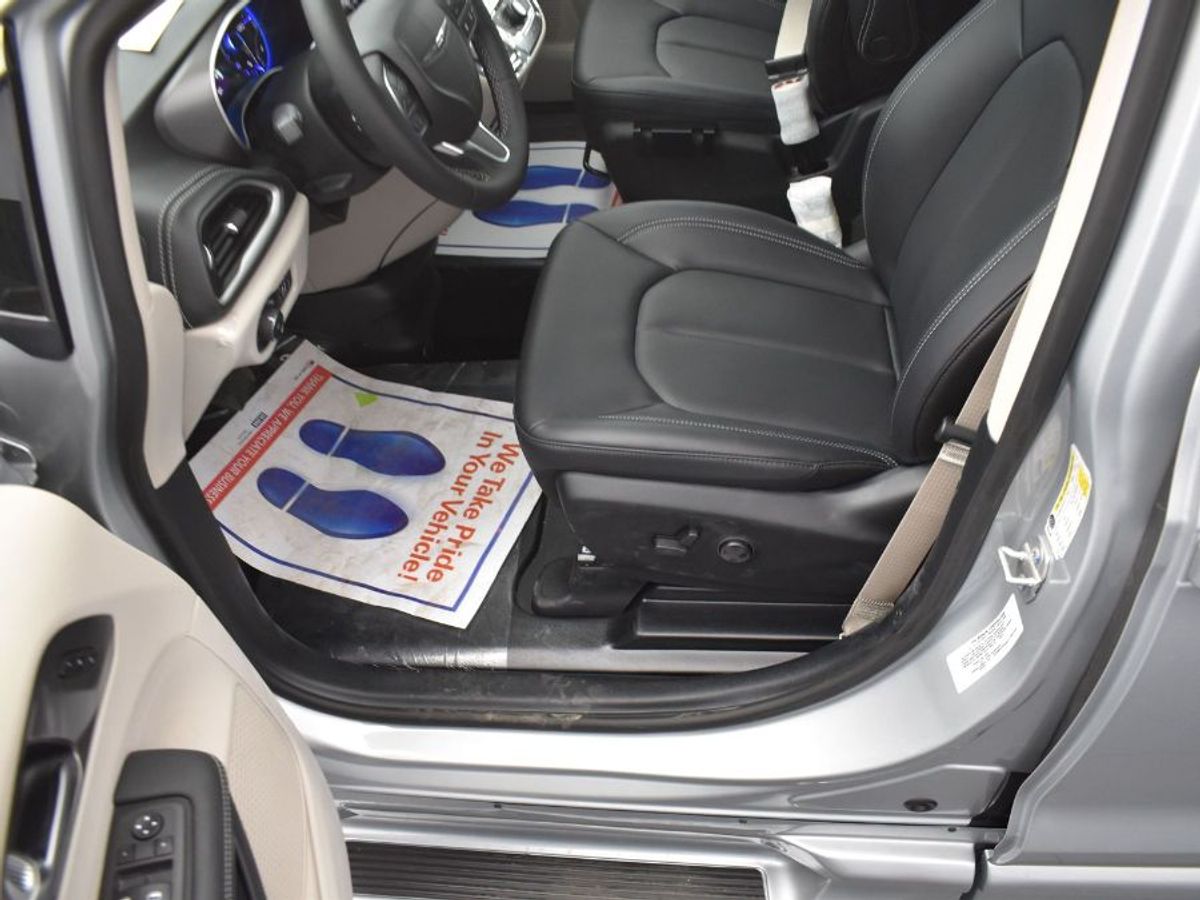 Silver Chrysler Pacifica image number 10