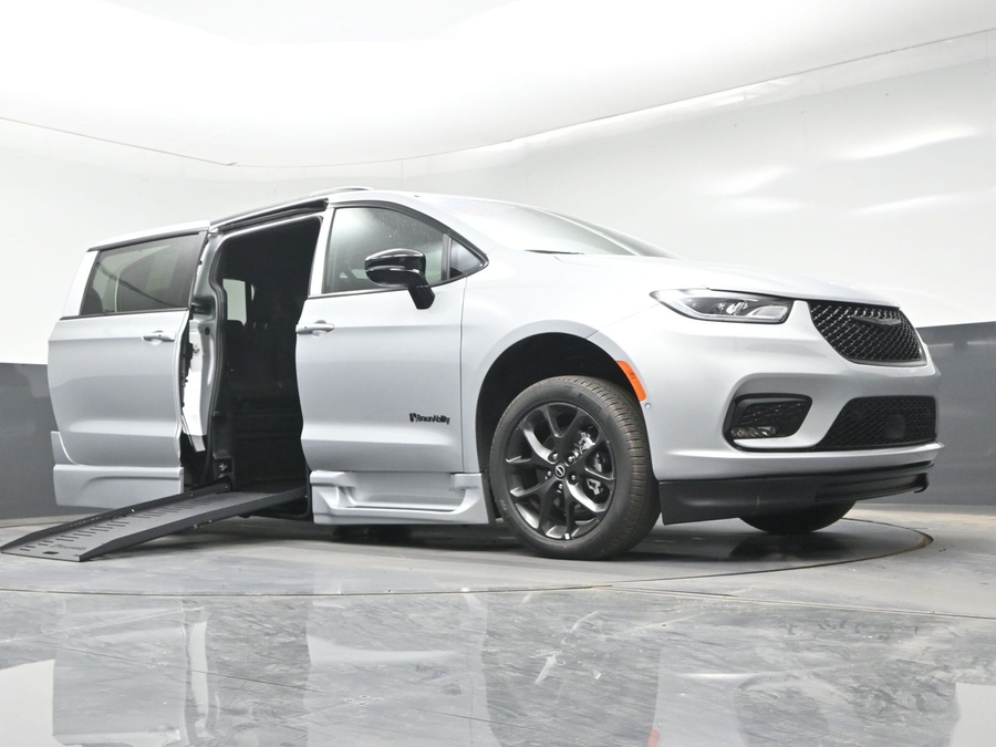 Silver Chrysler Pacifica image number 16