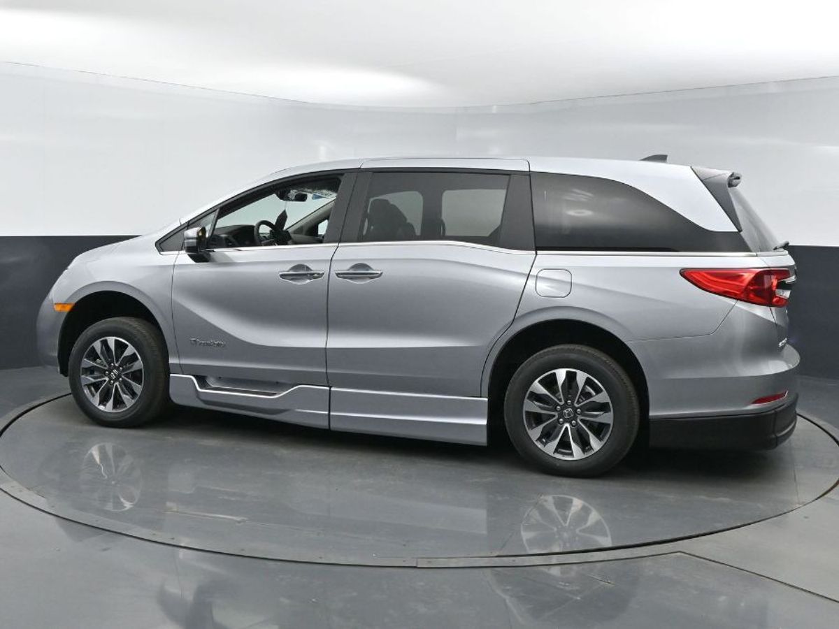 Silver Honda Odyssey image number 20