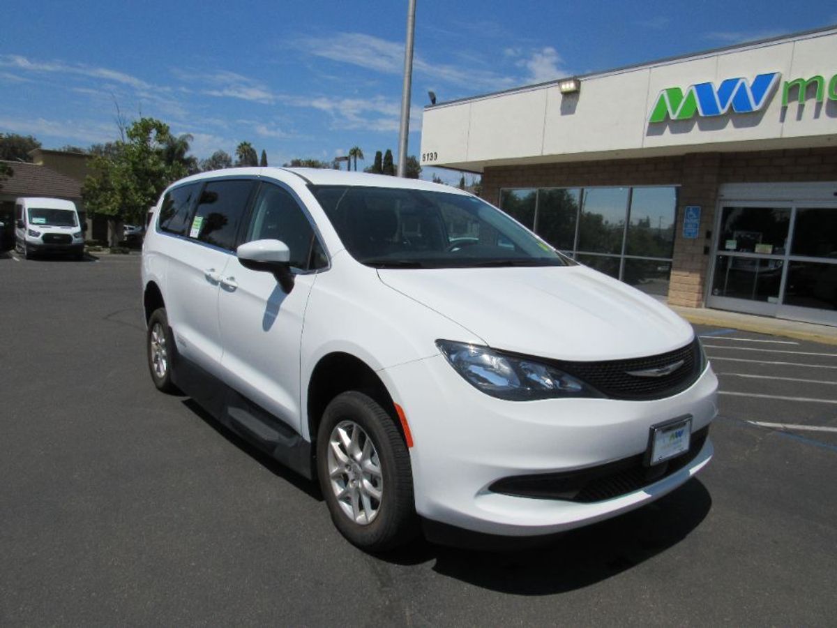 White Chrysler Voyager image number 7
