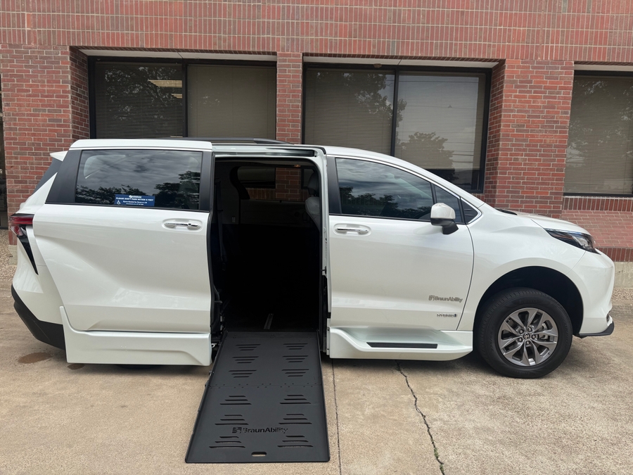 Used 2021 Toyota Sienna Hybrid XLE - BraunAbility Side Entry Entry Fold Out Automatic Ramp