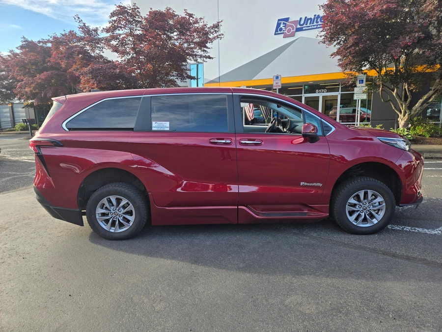 Used 2022 Toyota Sienna Hybrid XLE - BraunAbility Side Entry Fold Out Automatic Ramp