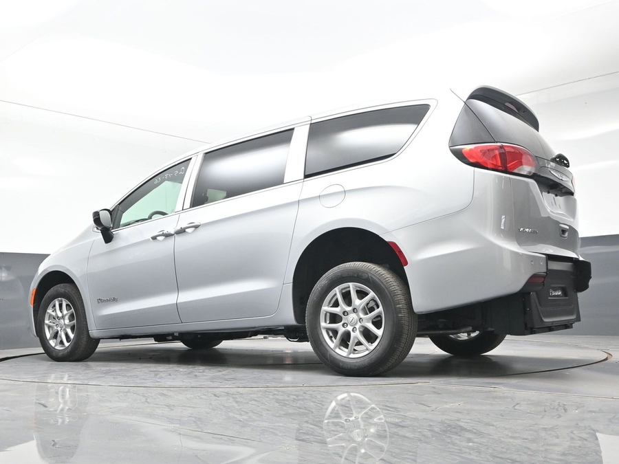 Silver Chrysler Voyager image number 19