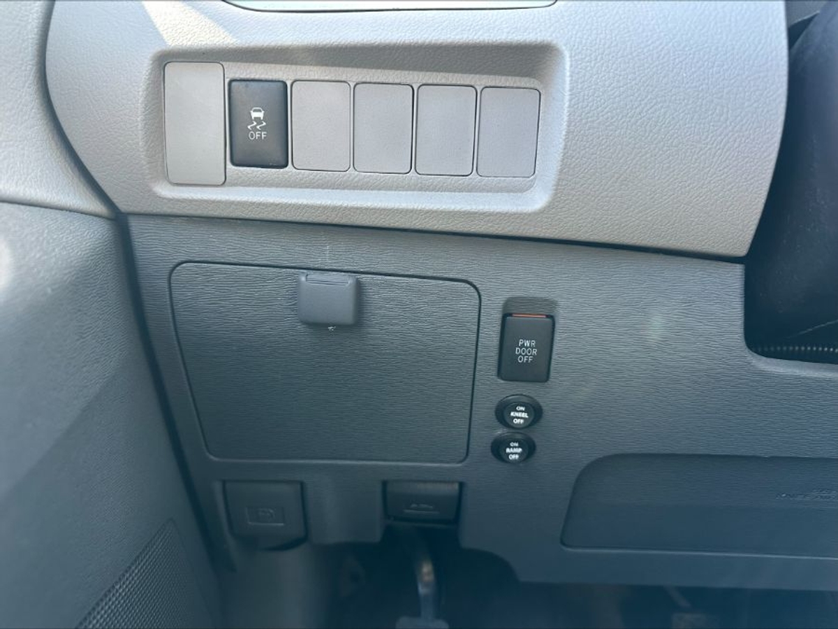 Silver Toyota Sienna image number 10