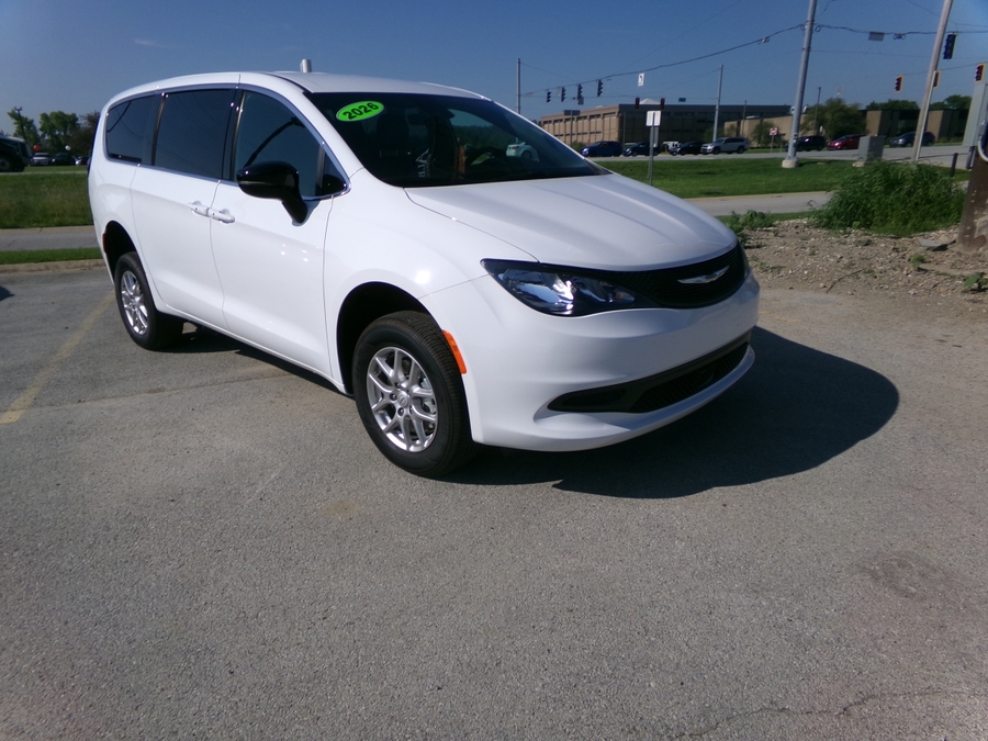 White Chrysler Voyager image number 2