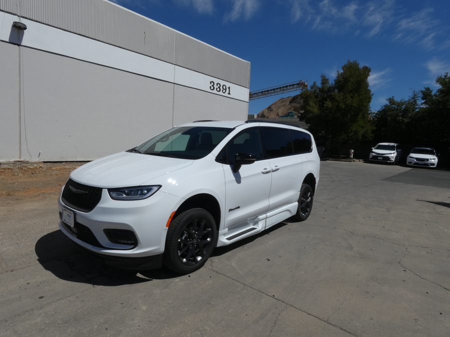 White Chrysler Pacifica image number 1