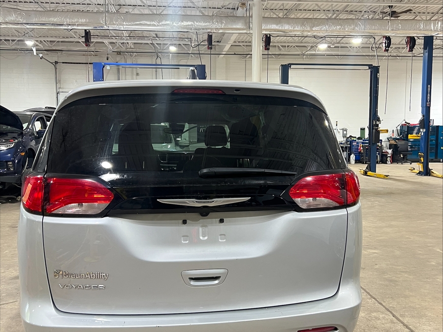 Silver Chrysler Voyager image number 11