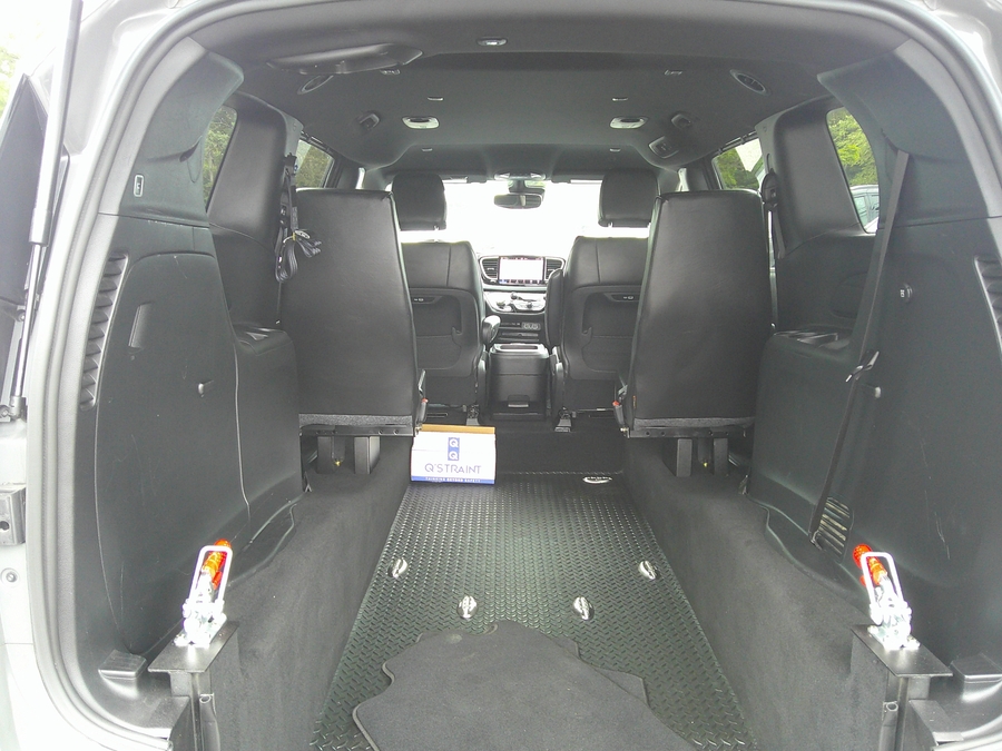 Grey Chrysler Pacifica image number 11